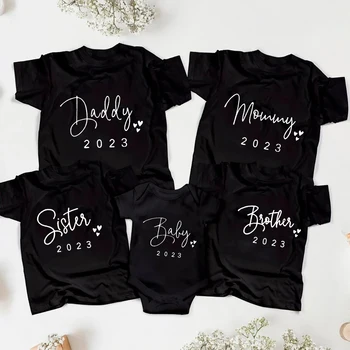Új apa anya Gyerekek baba 2023 Családi hozzáillő ruhák Rövid ujjú Ops Hozzáillő ruhák Családi megjelenésű fekete pólók Ruhák