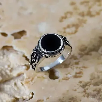 Európai retro divat személyre szabott intarziás fekete gyanta gyönyörű mintás férfi gyűrű